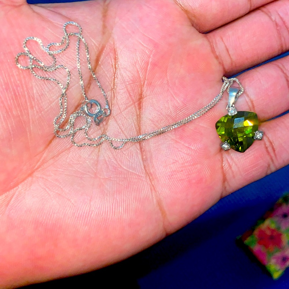 Beautiful Never Worn Sterling Silver Peridot pendant  necklace
